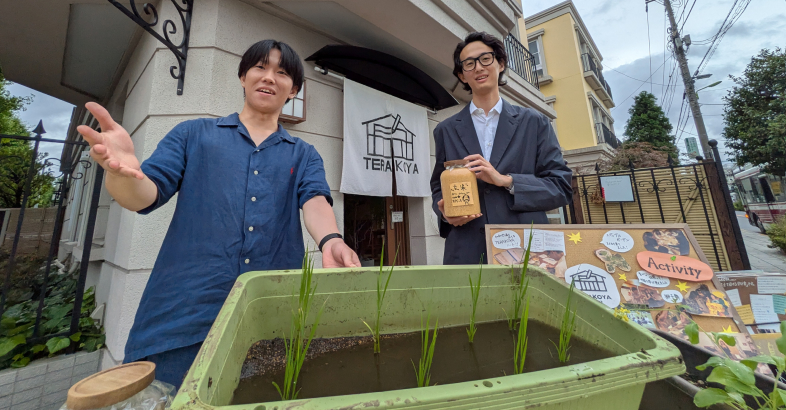 遠矢氏（左）は小川氏（右）とともに子どもたちの自立心を養える塾を運営する